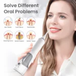 Mujer usando un irrigador dental eléctrico recargable, con gráficos que muestran problemas orales que el producto ayuda a resolver.